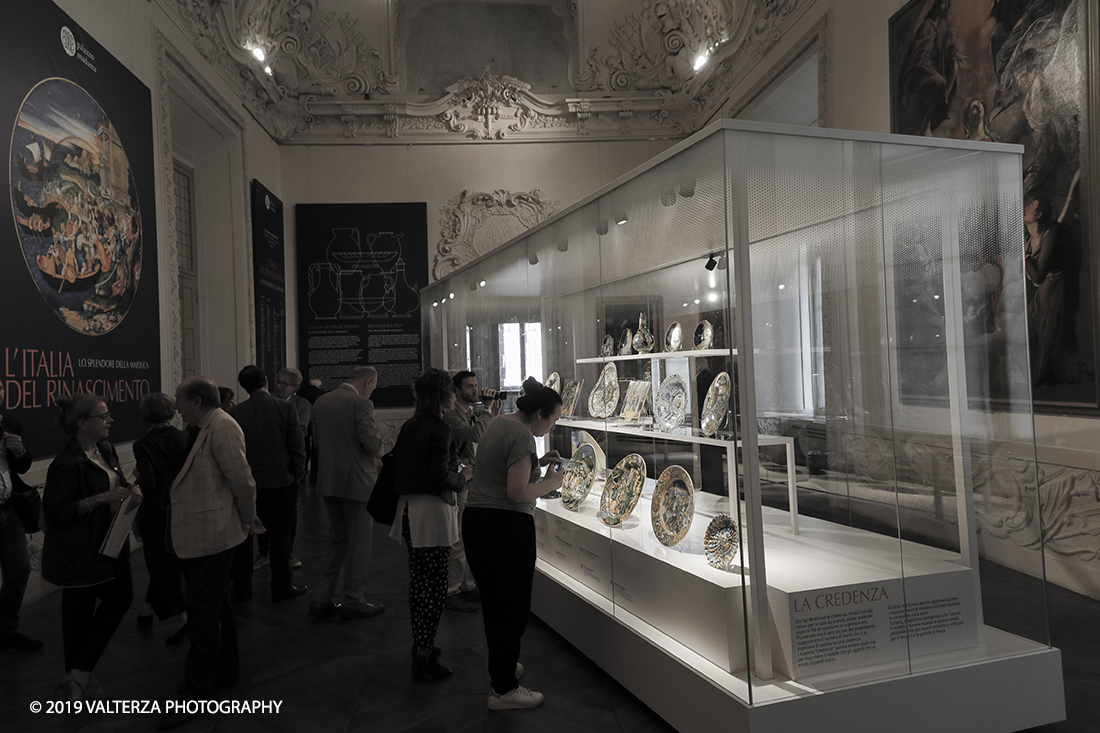 _G3I0122.jpg - 12/06/2019. Torino, Il grande esperto Tim Wilson ha riunito a Torino "il piÃ¹ straordinario insieme di maioliche rinascimentali mai visto". Nella foto visitatori nella Camera delle Guardie di palazzo Madama dove si sviluppa la prima parte della mostra