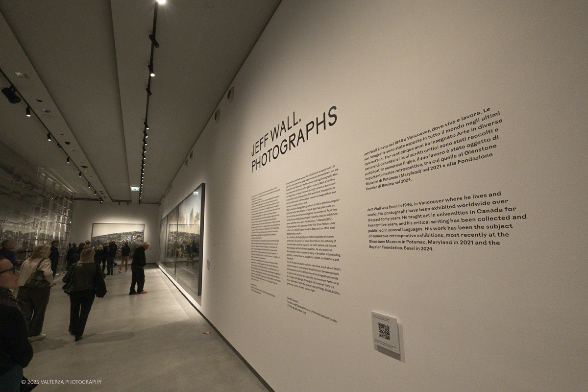 _DSF2412.jpg - 09/10/2025. Torino.  Gallerie d'Italia. Aperta la nuova mostra â€œJEFF WALL. PHOTOGRAPHSâ€�, dedicata a uno dei piÃ¹ significativi e influenti artisti fotografici contemporanei. Nella foto l'inizio della mostra