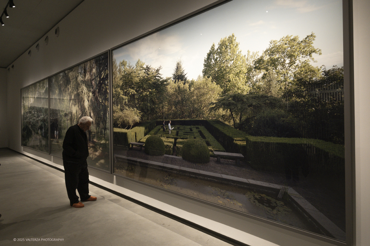 _DSF2419.jpg - 09/10/2025. Torino.  Gallerie d'Italia. Aperta la nuova mostra “JEFF WALL. PHOTOGRAPHS�, dedicata a uno dei più significativi e influenti artisti fotografici contemporanei. Nella foto apre il percorso espositivo “I giardini" (The gardens), opera fotografica realizzata nel 2017 e ambientata nei giardini di Villa Silvio Pellico