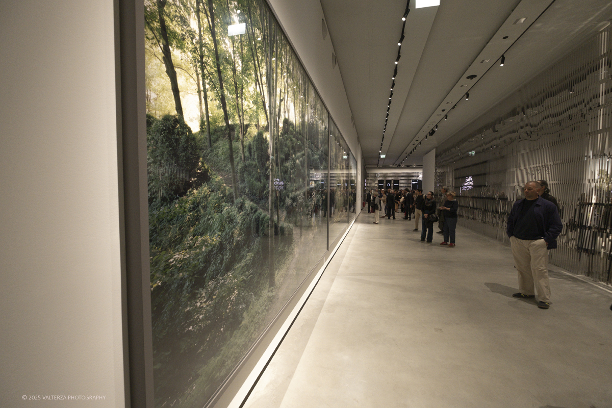 _DSF2424.jpg - 09/10/2025. Torino.  Gallerie d'Italia. Aperta la nuova mostra â€œJEFF WALL. PHOTOGRAPHSâ€�, dedicata a uno dei piÃ¹ significativi e influenti artisti fotografici contemporanei. Nella foto  inâ€Œ visita alla mostra