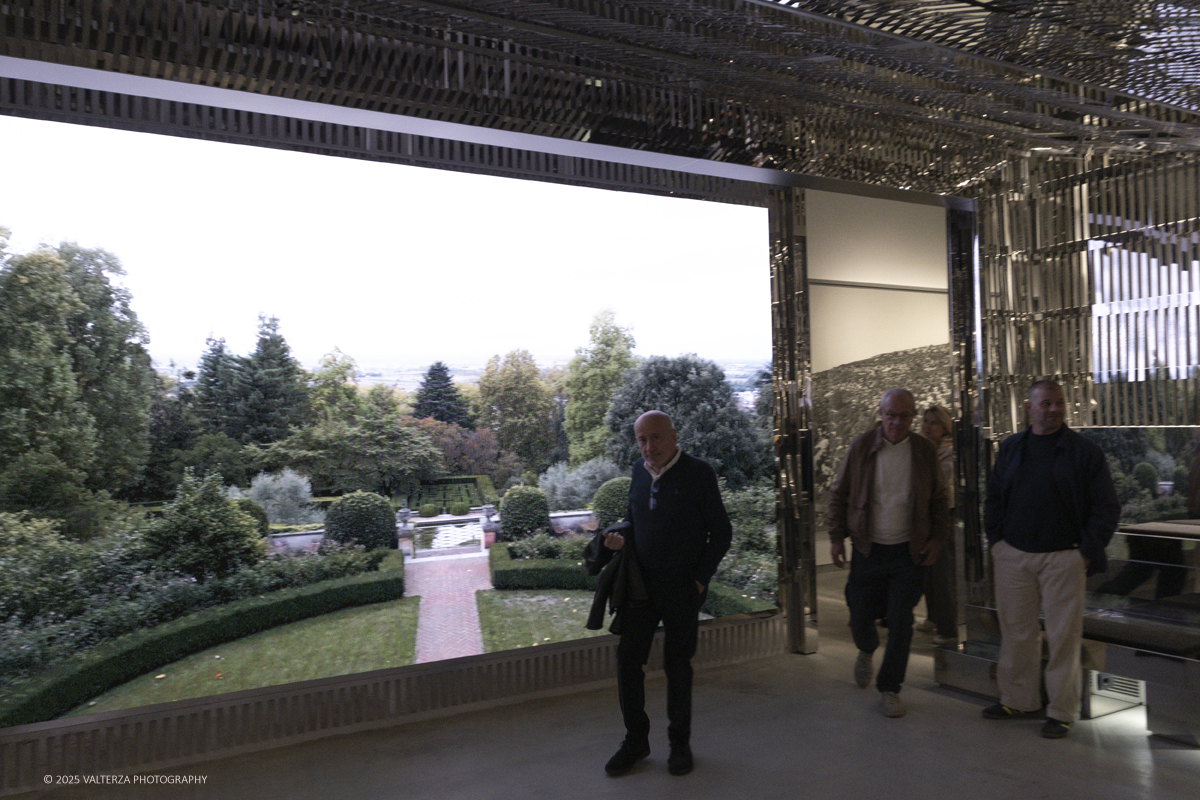 _DSF2435.jpg - 09/10/2025. Torino.  Gallerie d'Italia. Aperta la nuova mostra â€œJEFF WALL. PHOTOGRAPHSâ€�, dedicata a uno dei piÃ¹ significativi e influenti artisti fotografici contemporanei. Nella foto in visita alla mostra