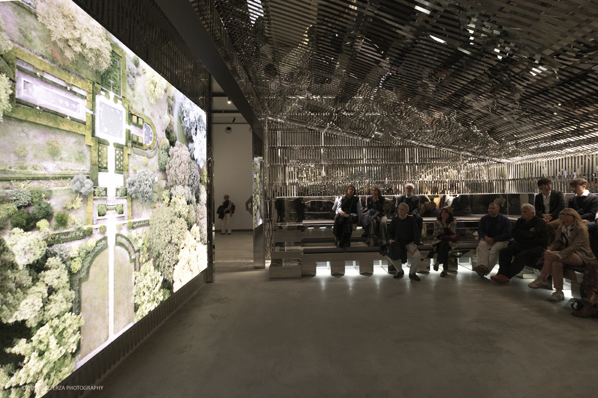 _DSF2443.jpg - 09/10/2025. Torino.  Gallerie d'Italia. Aperta la nuova mostra â€œJEFF WALL. PHOTOGRAPHSâ€�, dedicata a uno dei piÃ¹ significativi e influenti artisti fotografici contemporanei. Nella foto installazione audiovisiva