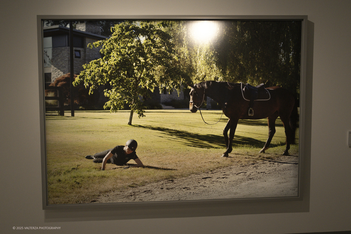 _DSF2455.jpg - 09/10/2025. Torino.  Gallerie d'Italia. Aperta la nuova mostra â€œJEFF WALL. PHOTOGRAPHSâ€�, dedicata a uno dei piÃ¹ significativi e influenti artisti fotografici contemporanei. Nella foto opera Fallen rider 2022
