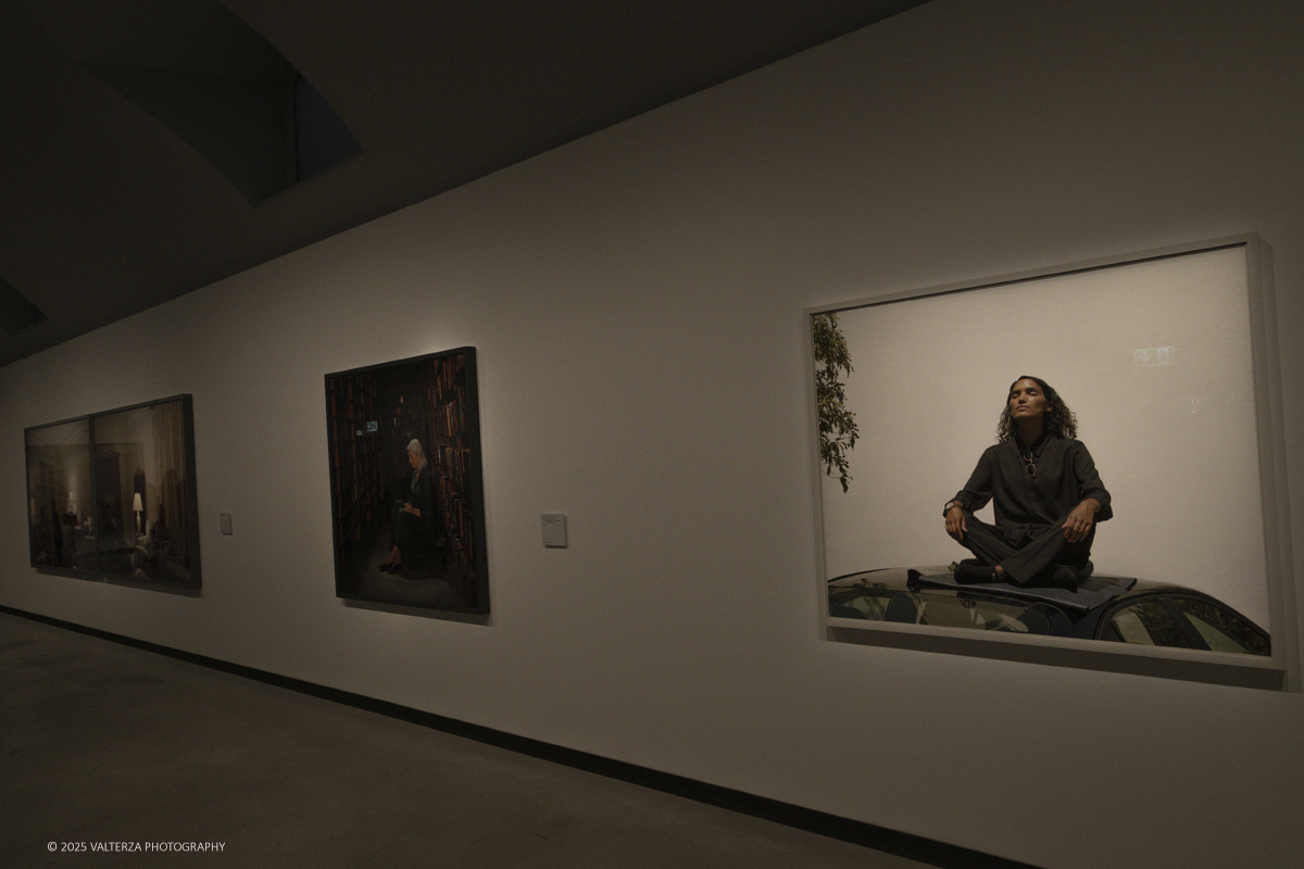 _DSF2458.jpg - 09/10/2025. Torino.  Gallerie d'Italia. Aperta la nuova mostra â€œJEFF WALL. PHOTOGRAPHSâ€�, dedicata a uno dei piÃ¹ significativi e influenti artisti fotografici contemporanei. Nella foto parte dell'installazione