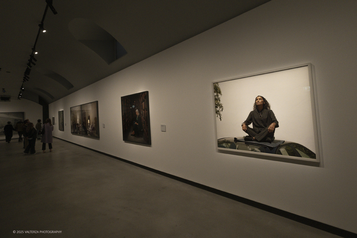 _DSF2462.jpg - 09/10/2025. Torino.  Gallerie d'Italia. Aperta la nuova mostra â€œJEFF WALL. PHOTOGRAPHSâ€�, dedicata a uno dei piÃ¹ significativi e influenti artisti fotografici contemporanei. Nella foto in visita alla mostra