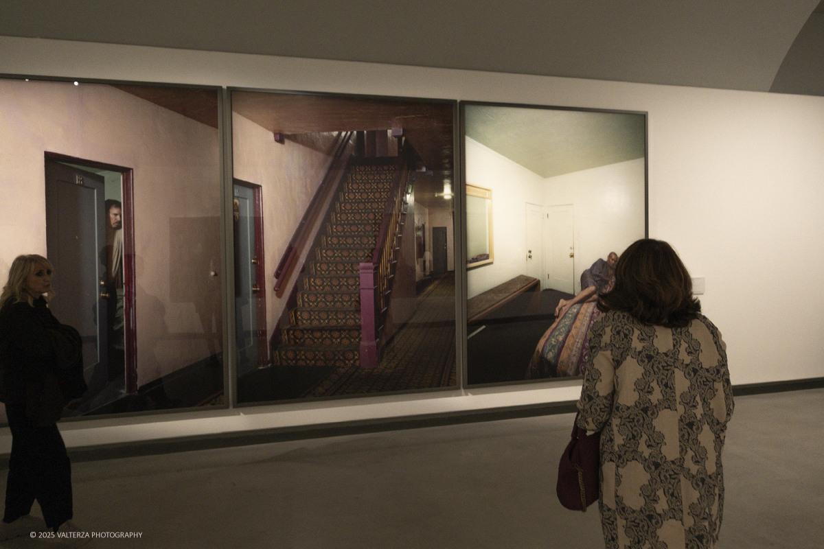 _DSF2469.jpg - 09/10/2025. Torino.  Gallerie d'Italia. Aperta la nuova mostra â€œJEFF WALL. PHOTOGRAPHSâ€�, dedicata a uno dei piÃ¹ significativi e influenti artisti fotografici contemporanei. Nella foto in visita alla mostra