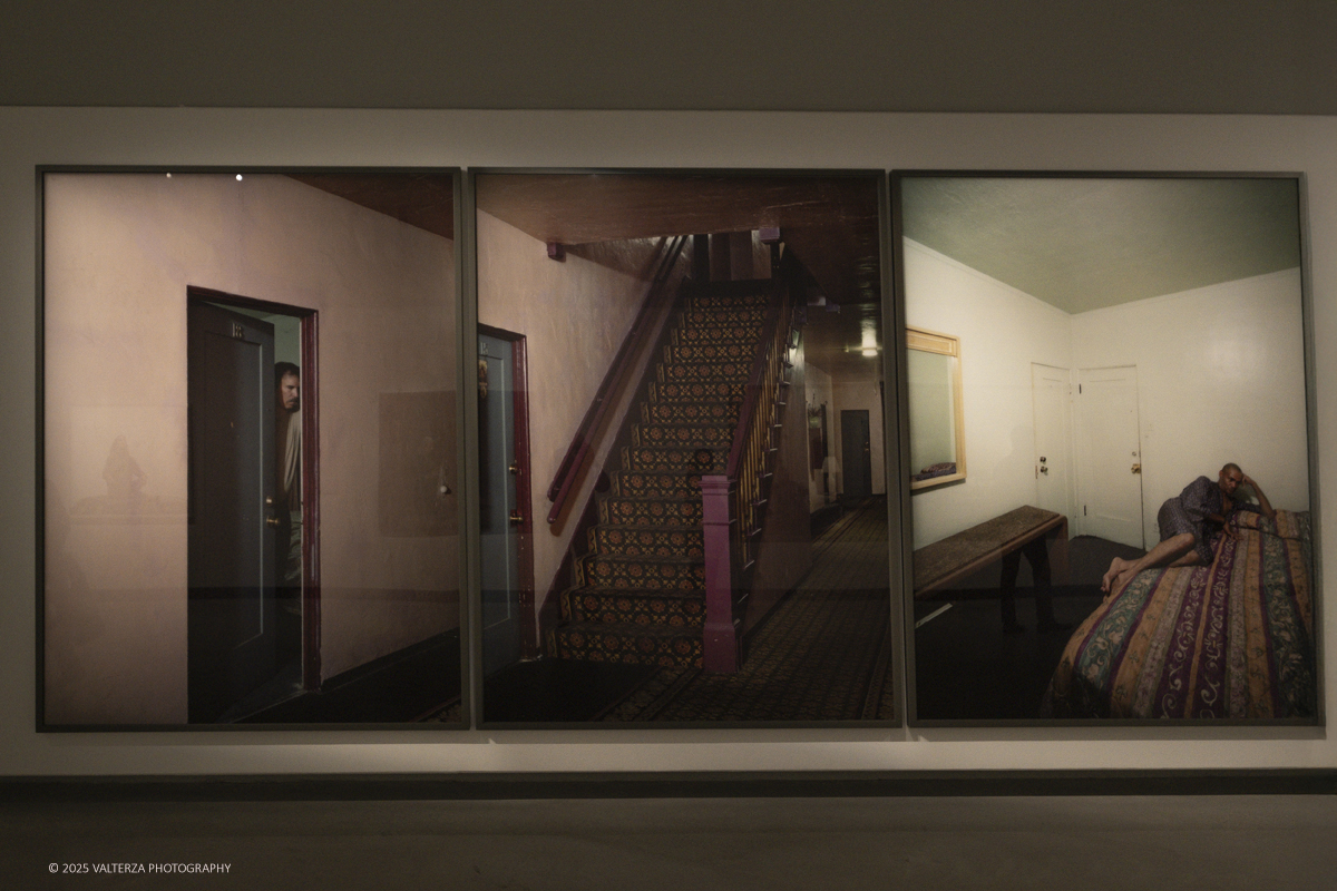 _DSF2474.jpg - 09/10/2025. Torino.  Gallerie d'Italia. Aperta la nuova mostra â€œJEFF WALL. PHOTOGRAPHSâ€�, dedicata a uno dei piÃ¹ significativi e influenti artisti fotografici contemporanei. Nella foto opera Staircase & two rooms 2014