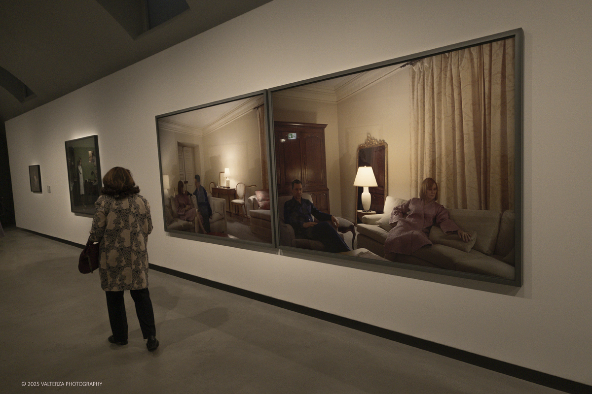 _DSF2478.jpg - 09/10/2025. Torino.  Gallerie d'Italia. Aperta la nuova mostra â€œJEFF WALL. PHOTOGRAPHSâ€�, dedicata a uno dei piÃ¹ significativi e influenti artisti fotografici contemporanei. Nella foto in visita alla mostra