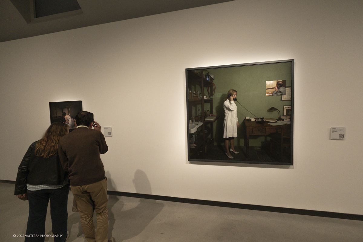 _DSF2484.jpg - 09/10/2025. Torino.  Gallerie d'Italia. Aperta la nuova mostra â€œJEFF WALL. PHOTOGRAPHSâ€�, dedicata a uno dei piÃ¹ significativi e influenti artisti fotografici contemporanei. Nella foto in visita alla mostra