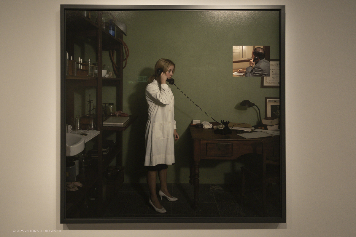 _DSF2487.jpg - 09/10/2025. Torino.  Gallerie d'Italia. Aperta la nuova mostra “JEFF WALL. PHOTOGRAPHS�, dedicata a uno dei più significativi e influenti artisti fotografici contemporanei. Nella foto opera Informant an occurrence not described  2023