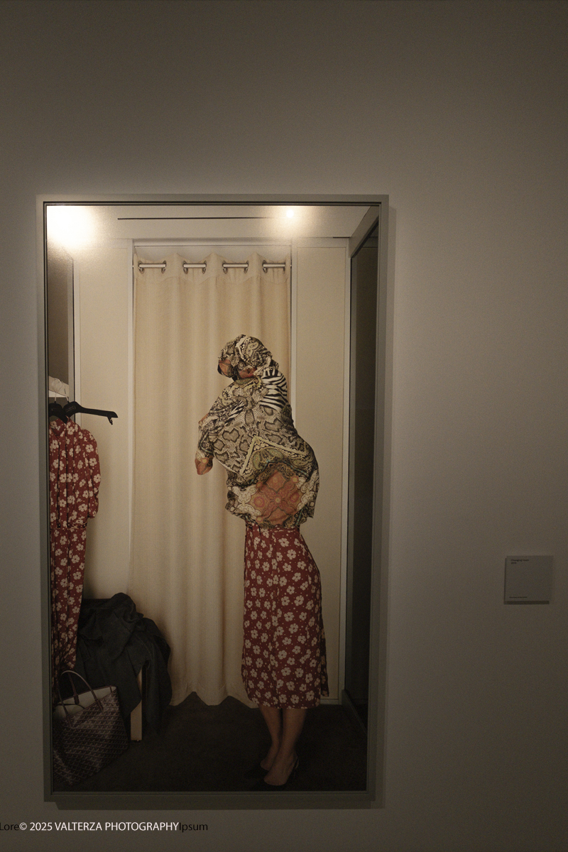 _DSF2496.jpg - 09/10/2025. Torino.  Gallerie d'Italia. Aperta la nuova mostra â€œJEFF WALL. PHOTOGRAPHSâ€�, dedicata a uno dei piÃ¹ significativi e influenti artisti fotografici contemporanei. Nella foto opera Changing rooms 2014