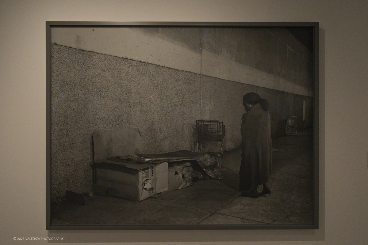 _DSF2505.jpg - 09/10/2025. Torino.  Gallerie d'Italia. Aperta la nuova mostra â€œJEFF WALL. PHOTOGRAPHSâ€�, dedicata a uno dei piÃ¹ significativi e influenti artisti fotografici contemporanei. Nella foto  Opera Approach 2014