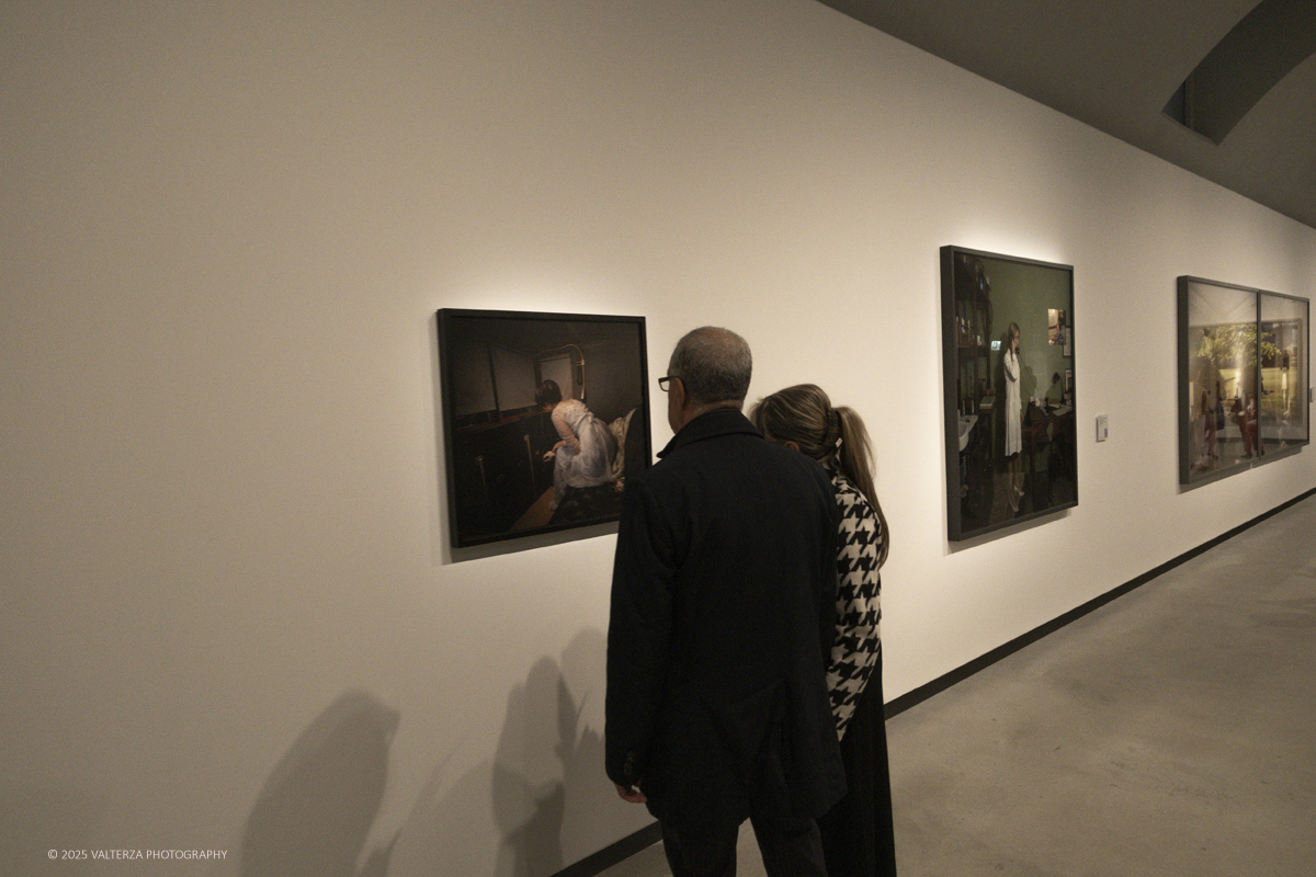 _DSF2506.jpg - 09/10/2025. Torino.  Gallerie d'Italia. Aperta la nuova mostra â€œJEFF WALL. PHOTOGRAPHSâ€�, dedicata a uno dei piÃ¹ significativi e influenti artisti fotografici contemporanei. Nella foto in visita alla mostra
