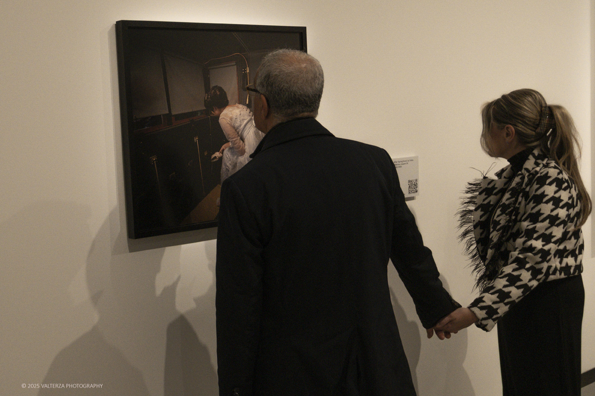 _DSF2515.jpg - 09/10/2025. Torino.  Gallerie d'Italia. Aperta la nuova mostra â€œJEFF WALL. PHOTOGRAPHSâ€�, dedicata a uno dei piÃ¹ significativi e influenti artisti fotografici contemporanei. Nella foto in visita alla mostra