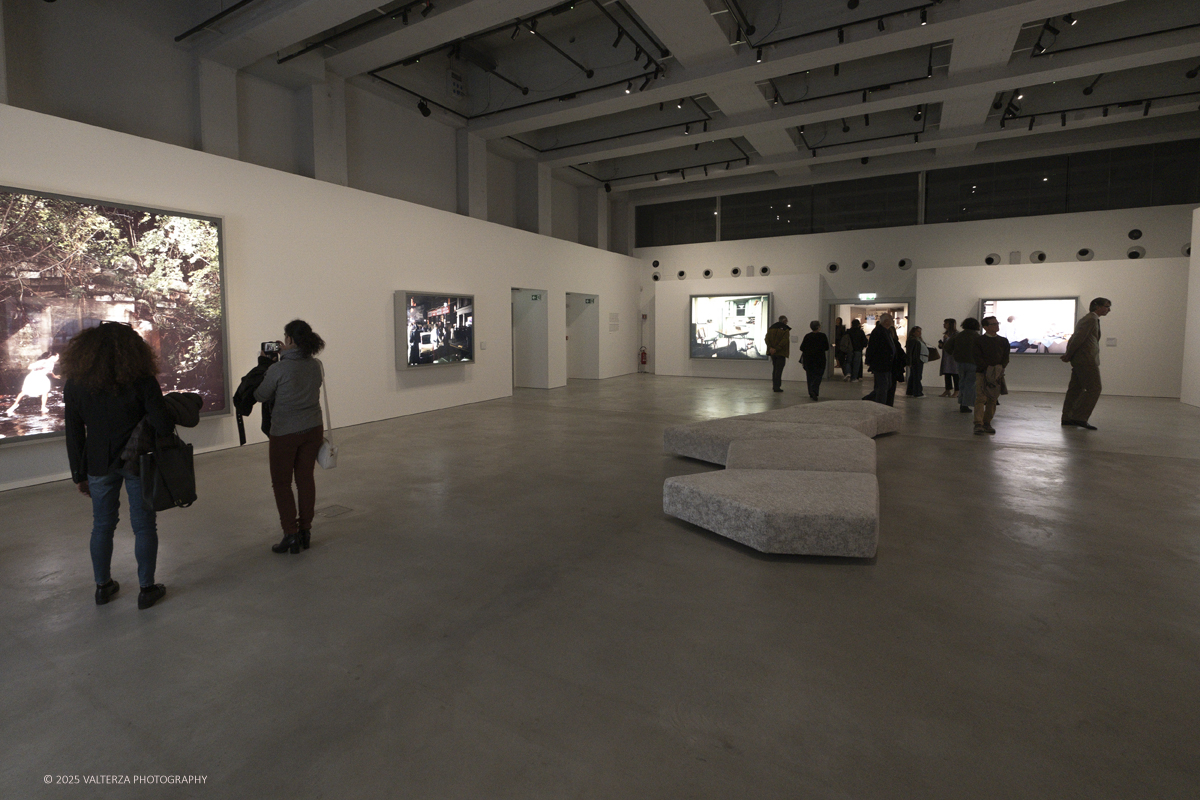 _DSF2538.jpg - 09/10/2025. Torino.  Gallerie d'Italia. Aperta la nuova mostra â€œJEFF WALL. PHOTOGRAPHSâ€�, dedicata a uno dei piÃ¹ significativi e influenti artisti fotografici contemporanei. Nella foto in visita alla mostra