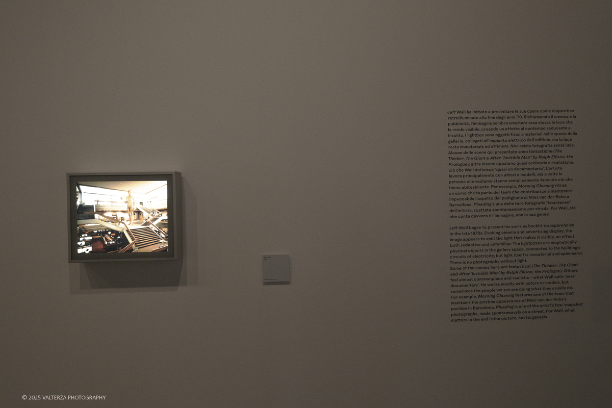 _DSF2546.jpg - 09/10/2025. Torino.  Gallerie d'Italia. Aperta la nuova mostra â€œJEFF WALL. PHOTOGRAPHSâ€�, dedicata a uno dei piÃ¹ significativi e influenti artisti fotografici contemporanei. Nella foto parte dell'allestimento