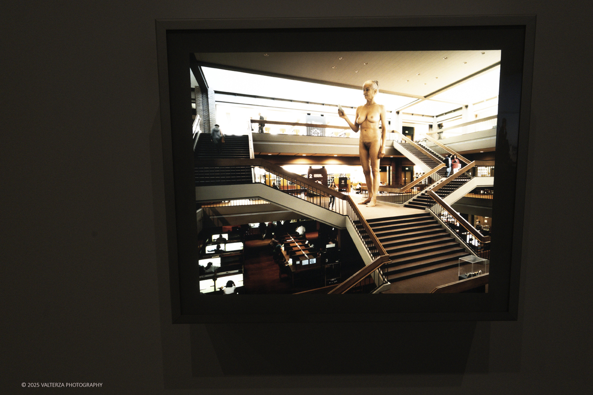 _DSF2548.jpg - 09/10/2025. Torino.  Gallerie d'Italia. Aperta la nuova mostra â€œJEFF WALL. PHOTOGRAPHSâ€�, dedicata a uno dei piÃ¹ significativi e influenti artisti fotografici contemporanei. Nella foto opera The Giant 1992