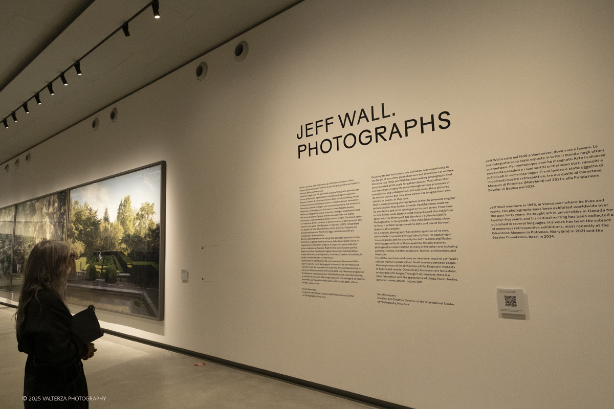 _DSF2684-2.jpg - 09/10/2025. Torino.  Gallerie d'Italia. Aperta la nuova mostra â€œJEFF WALL. PHOTOGRAPHSâ€�, dedicata a uno dei piÃ¹ significativi e influenti artisti fotografici contemporanei. Nella foto in visita alla mostra