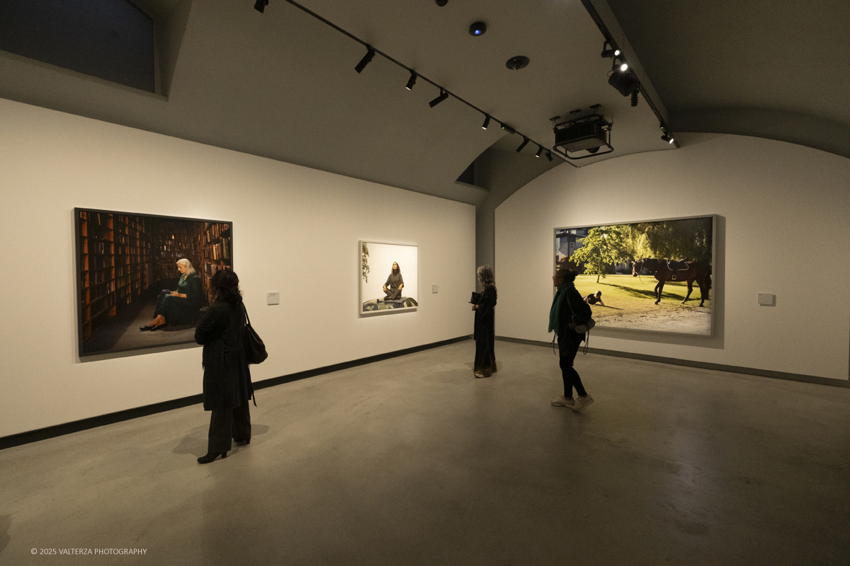 _DSF2692.jpg - 09/10/2025. Torino.  Gallerie d'Italia. Aperta la nuova mostra â€œJEFF WALL. PHOTOGRAPHSâ€�, dedicata a uno dei piÃ¹ significativi e influenti artisti fotografici contemporanei. Nella foto in visita alla mostra