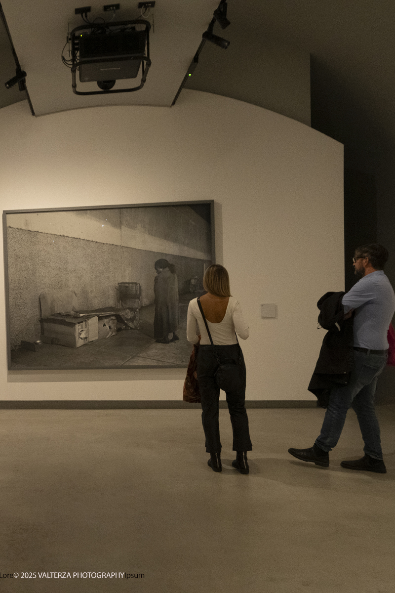 _DSF2698.jpg - 09/10/2025. Torino.  Gallerie d'Italia. Aperta la nuova mostra â€œJEFF WALL. PHOTOGRAPHSâ€�, dedicata a uno dei piÃ¹ significativi e influenti artisti fotografici contemporanei. Nella foto in visita alla mostra