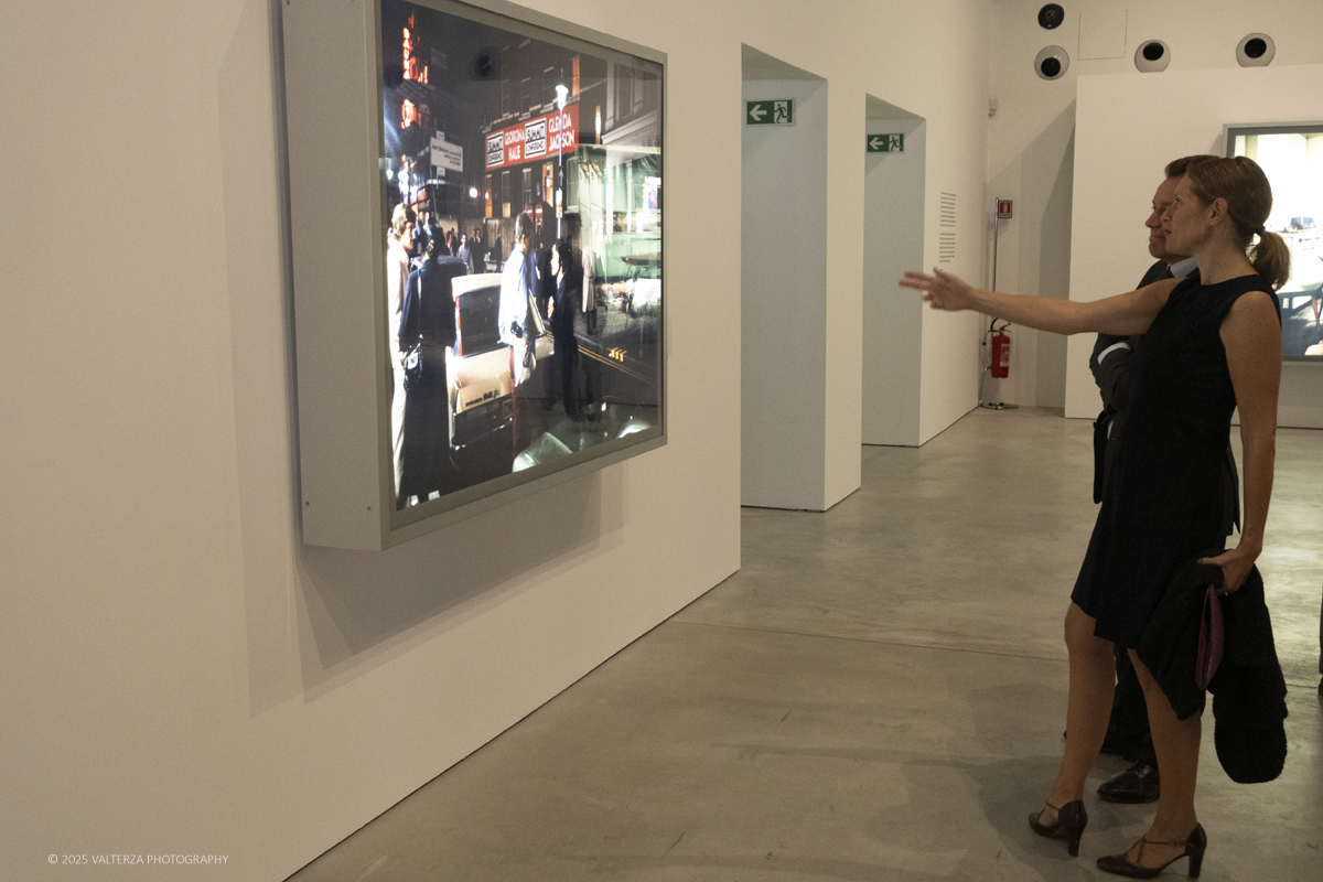 _DSF2708.jpg - 09/10/2025. Torino.  Gallerie d'Italia. Aperta la nuova mostra â€œJEFF WALL. PHOTOGRAPHSâ€�, dedicata a uno dei piÃ¹ significativi e influenti artisti fotografici contemporanei. Nella foto in visita alla mostra