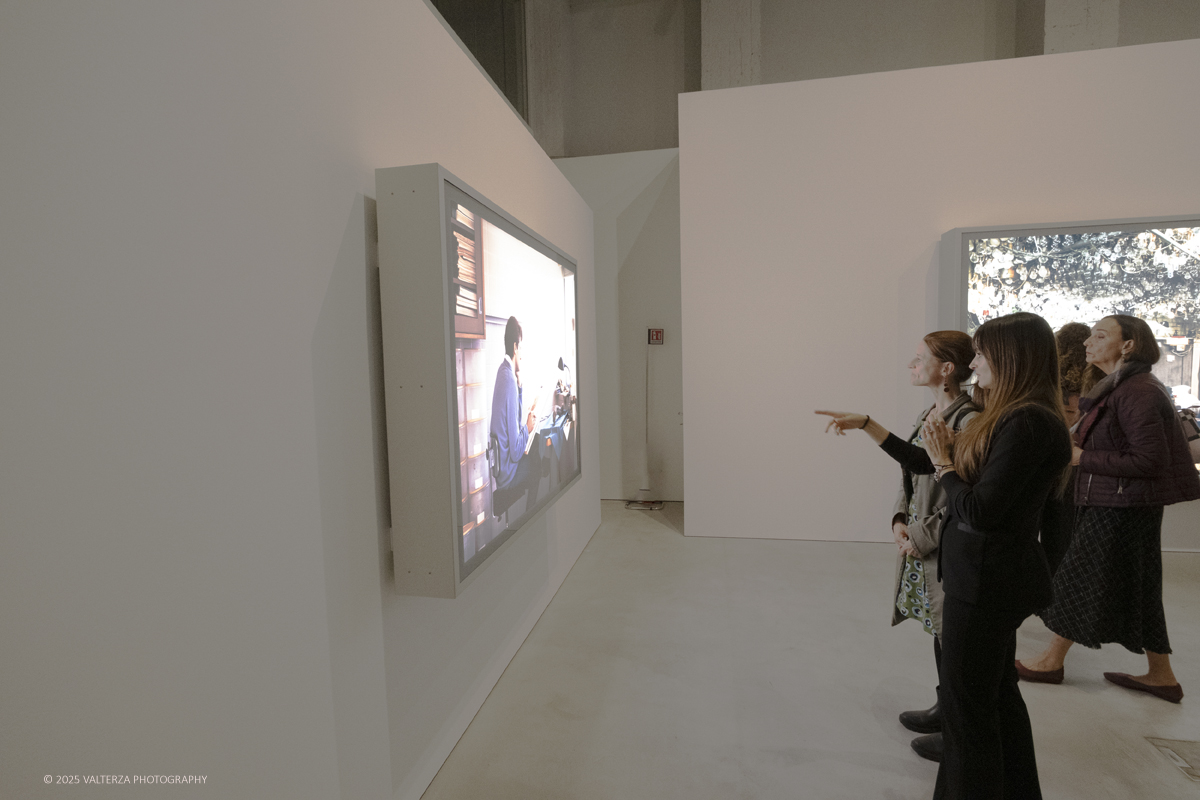 _DSF2719.jpg - 09/10/2025. Torino.  Gallerie d'Italia. Aperta la nuova mostra â€œJEFF WALL. PHOTOGRAPHSâ€�, dedicata a uno dei piÃ¹ significativi e influenti artisti fotografici contemporanei. Nella foto in visita alla mostra