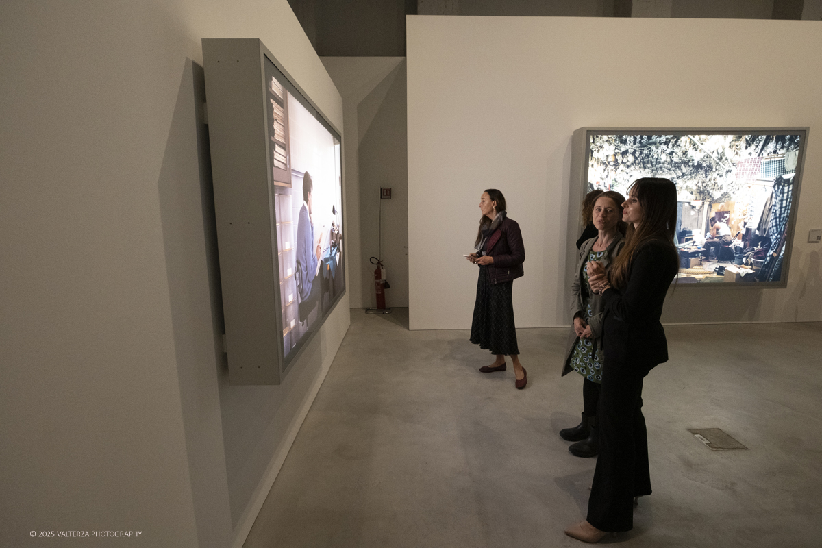 _DSF2723.jpg - 09/10/2025. Torino.  Gallerie d'Italia. Aperta la nuova mostra â€œJEFF WALL. PHOTOGRAPHSâ€�, dedicata a uno dei piÃ¹ significativi e influenti artisti fotografici contemporanei. Nella foto in visita alla mostra