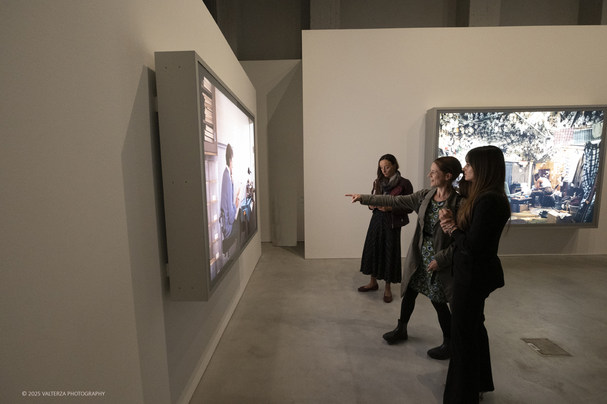 _DSF2726.jpg - 09/10/2025. Torino.  Gallerie d'Italia. Aperta la nuova mostra â€œJEFF WALL. PHOTOGRAPHSâ€�, dedicata a uno dei piÃ¹ significativi e influenti artisti fotografici contemporanei. Nella foto in visita alla mostra