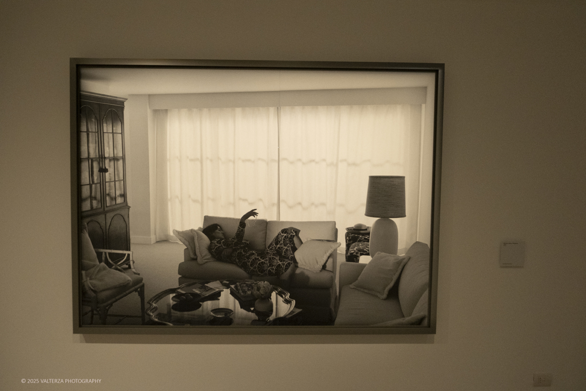 _DSF2737.jpg - 09/10/2025. Torino.  Gallerie d'Italia. Aperta la nuova mostra â€œJEFF WALL. PHOTOGRAPHSâ€�, dedicata a uno dei piÃ¹ significativi e influenti artisti fotografici contemporanei. Nella foto Opera Woman with a neklace 2021