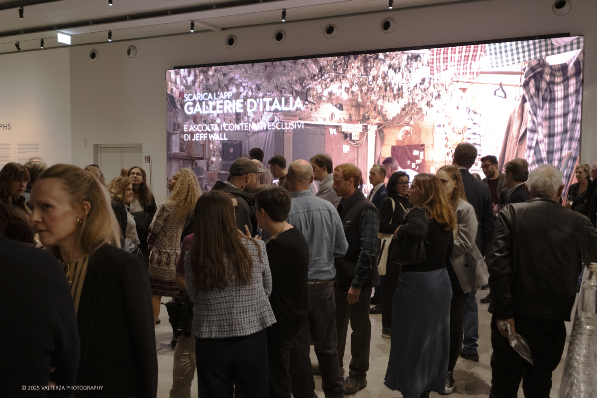 _DSF2740.jpg - 09/10/2025. Torino.  Gallerie d'Italia. Aperta la nuova mostra â€œJEFF WALL. PHOTOGRAPHSâ€�, dedicata a uno dei piÃ¹ significativi e influenti artisti fotografici contemporanei. Nella foto un momento del party dell'inaugurazione
