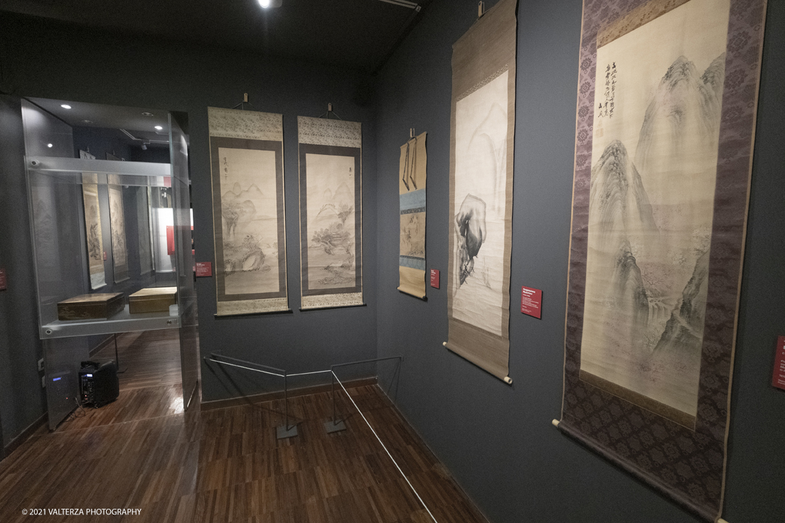 _DSF9414.jpg - 11/11/2021. Torino. La mostra al Mao Kakemono Ã¨ la prima in Italia focalizzata su questa forma d'arte. Presenta 125 kakemono oltre a ventagli dipinti e lacche decorate appartenenti alla collezione Claudio Perino. Nella foto un allestimento della mostra