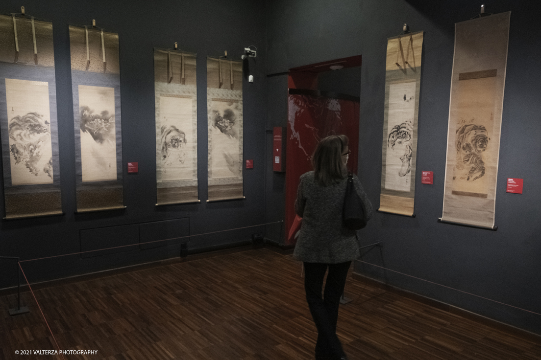 _DSF9625.jpg - 11/11/2021. Torino. La mostra al Mao Kakemono Ã¨ la prima in Italia focalizzata su questa forma d'arte. Presenta 125 kakemono oltre a ventagli dipinti e lacche decorate appartenenti alla collezione Claudio Perino. Nella foto in visita al museo