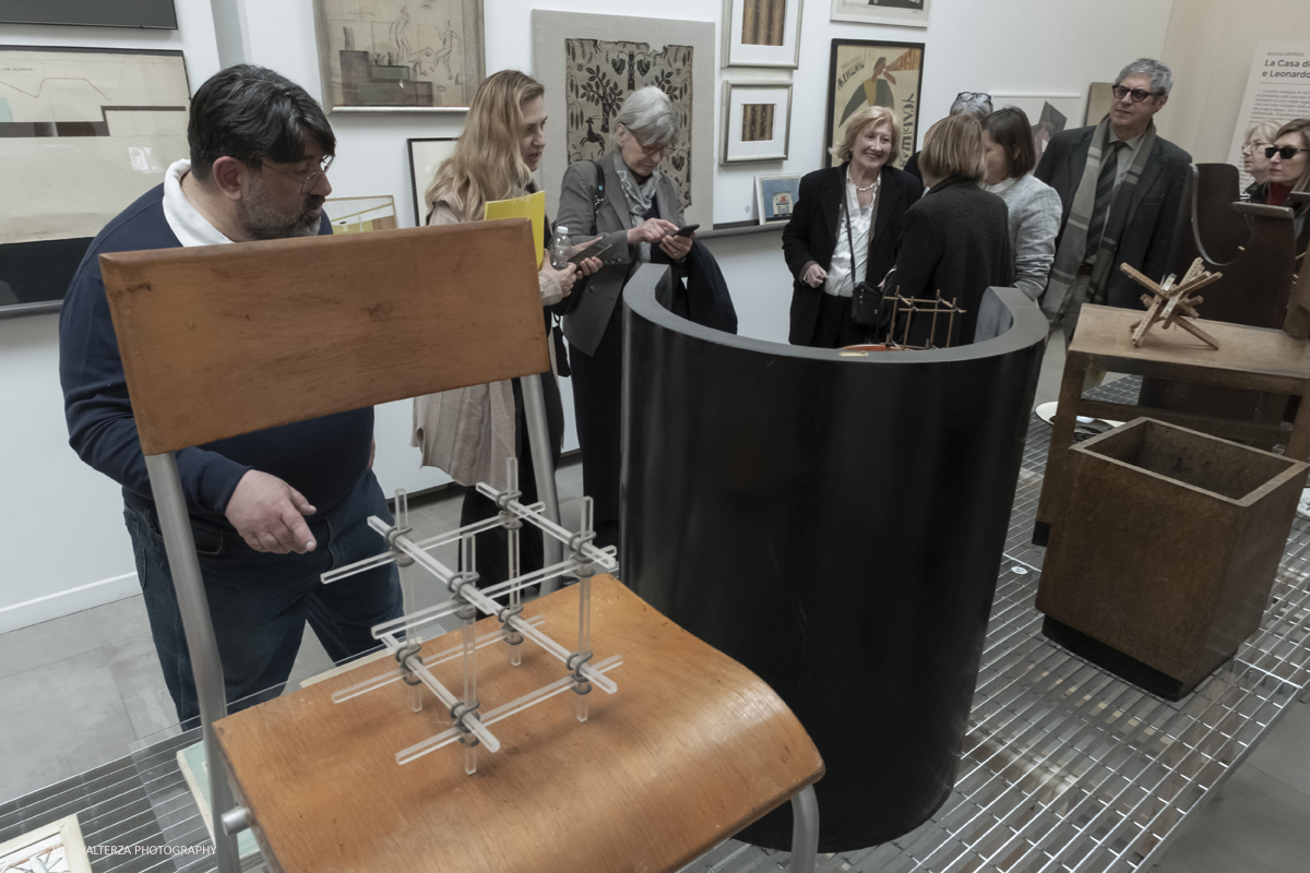 _DSF6250.jpg - 23/03/2023. Torino. Lâ€™esposizione Ã¨ parte del primo episodio di â€œArchivi dâ€™Affettoâ€�, un progetto volto a riscoprire e dare nuovo valore a grandi progettisti torinesi e a esperienze artistico-culturali spesso poco note al grande pubblico. Nella foto visita guidata alla mostra dal curatore Maurizio Cilli