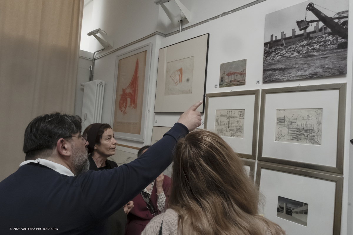 _DSF6291.jpg - 23/03/2023. Torino. Lâ€™esposizione Ã¨ parte del primo episodio di â€œArchivi dâ€™Affettoâ€�, un progetto volto a riscoprire e dare nuovo valore a grandi progettisti torinesi e a esperienze artistico-culturali spesso poco note al grande pubblico. Nella foto visita guidata alla mostra dal curatore maurizio Cilli