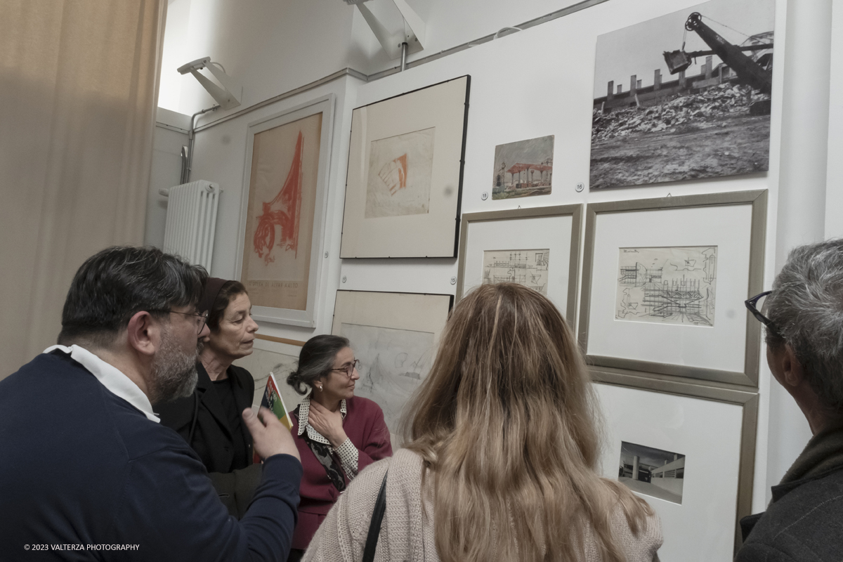 _DSF6295.jpg - 23/03/2023. Torino. Lâ€™esposizione Ã¨ parte del primo episodio di â€œArchivi dâ€™Affettoâ€�, un progetto volto a riscoprire e dare nuovo valore a grandi progettisti torinesi e a esperienze artistico-culturali spesso poco note al grande pubblico. Nella foto visita guidata alla mostra dal curatore maurizio Cilli