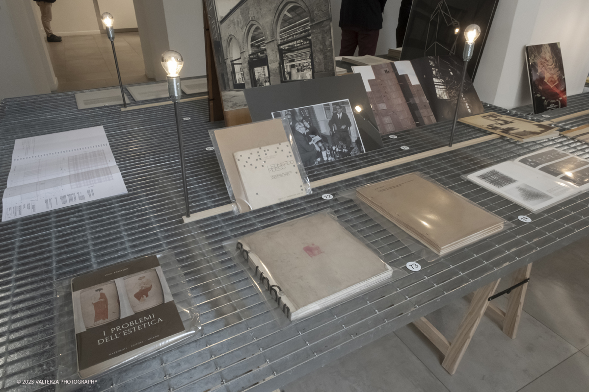 _DSF6343.jpg - 23/03/2023. Torino. Lâ€™esposizione Ã¨ parte del primo episodio di â€œArchivi dâ€™Affettoâ€�, un progetto volto a riscoprire e dare nuovo valore a grandi progettisti torinesi e a esperienze artistico-culturali spesso poco note al grande pubblico. Nella foto volumi dalla biblioteca della casa
