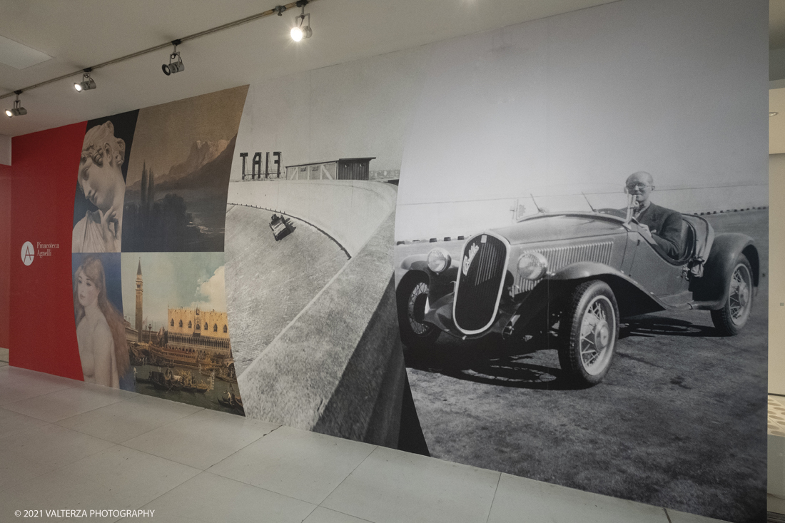 _DSF0011.jpg - 27/047/021. Torino. Alla Pinacoteca Agnelli in mostra foto, ritagli, dipinti, disegni, manufatti tribali racccolti in giro per il mondo , collezioni ed opere che hanno ispirato il grande architetto, la prima archistar. Nella foto l'area di ingresso alla pinacoteca Agnelli
