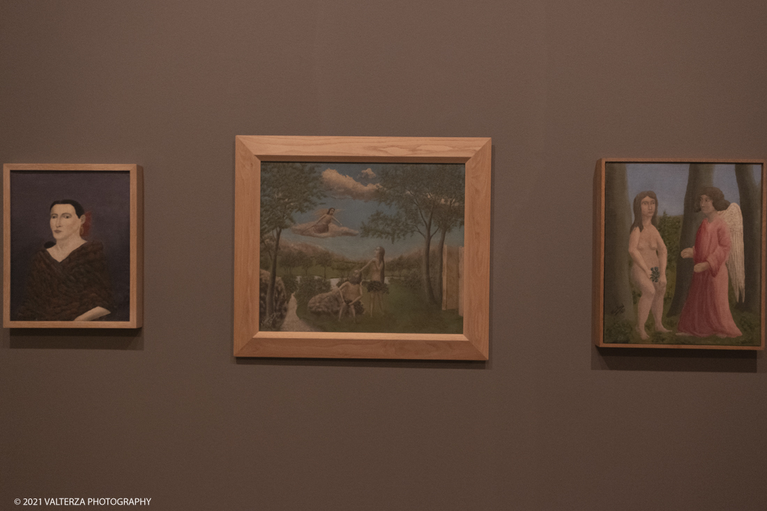 _DSF2640.jpg - 27/047/021. Torino. Alla Pinacoteca Agnelli in mostra foto, ritagli, dipinti, disegni, manufatti tribali racccolti in giro per il mondo , collezioni ed opere che hanno ispirato il grande architetto, la prima archistar. Nella foto dipinti esposti nella sala n.2 con anche un ritratto di Madame Le Corbusier, 1924, ad opera di AndrÃ¨ Bauchant