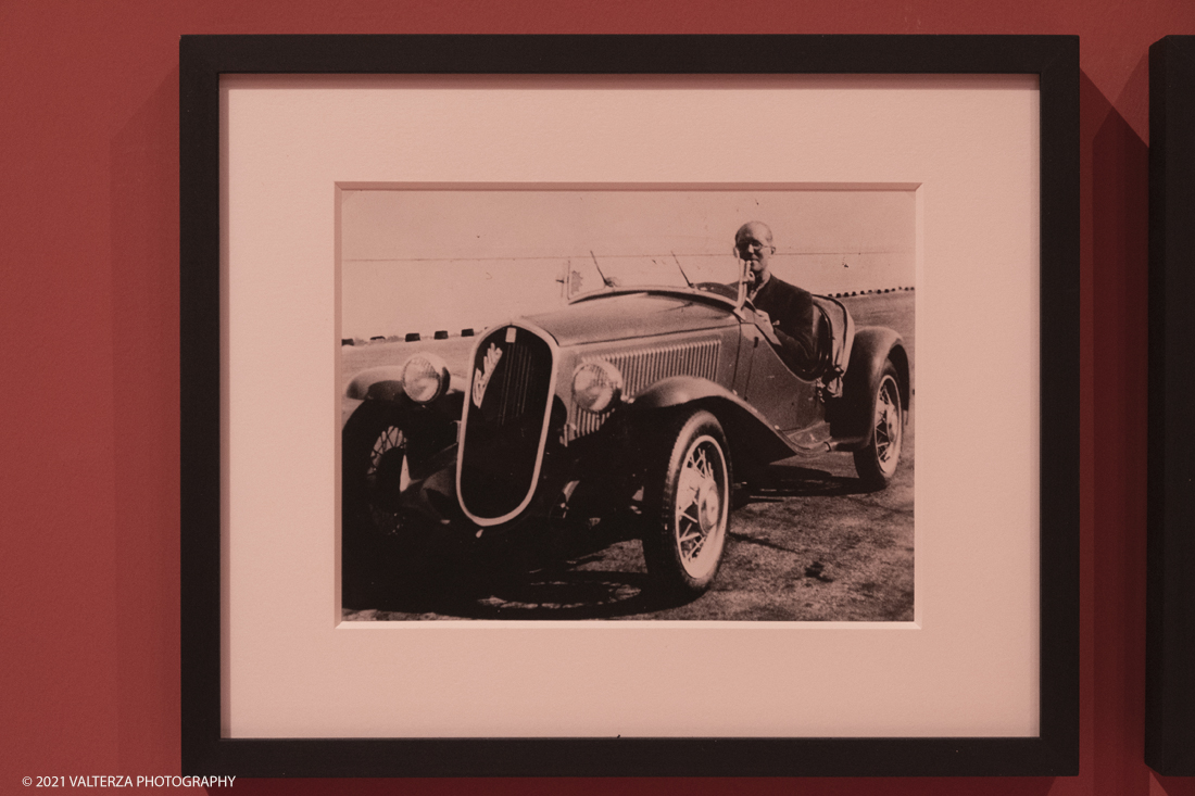 _DSF2646.jpg - 27/047/021. Torino. Alla Pinacoteca Agnelli in mostra foto, ritagli, dipinti, disegni, manufatti tribali racccolti in giro per il mondo , collezioni ed opere che hanno ispirato il grande architetto, la prima archistar. Nella foto  immagine di le Corbusier scattata a Torino durante le sue visite nel 1934 e 1961