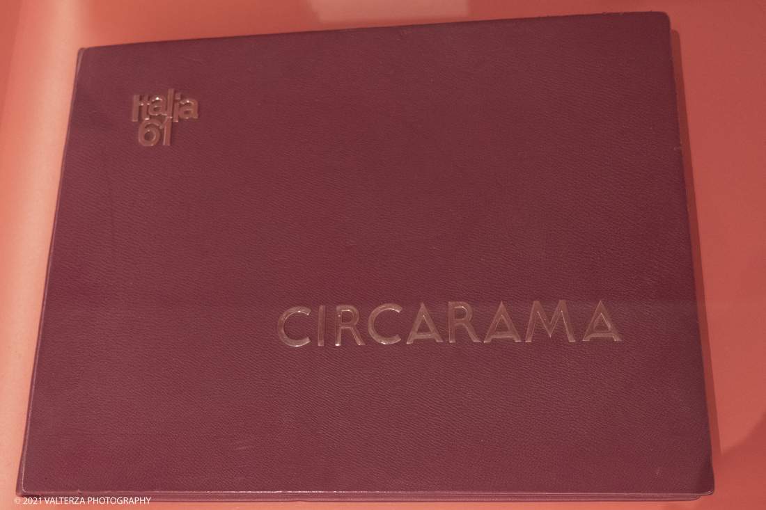 _DSF2656.jpg - 27/047/021. Torino. Alla Pinacoteca Agnelli in mostra foto, ritagli, dipinti, disegni, manufatti tribali racccolti in giro per il mondo , collezioni ed opere che hanno ispirato il grande architetto, la prima archistar. Nella foto sala n.4 libro firme Circarama FIAT Italia 1961
