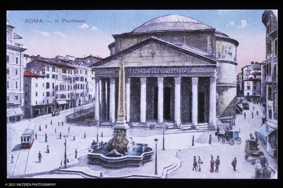 _DSF2662.jpg - 27/047/021. Torino. Alla Pinacoteca Agnelli in mostra foto, ritagli, dipinti, disegni, manufatti tribali racccolti in giro per il mondo , collezioni ed opere che hanno ispirato il grande architetto, la prima archistar. Nella foto immagini di una ampia proiezione continua, fotografie scattate in italia , molte a Roma