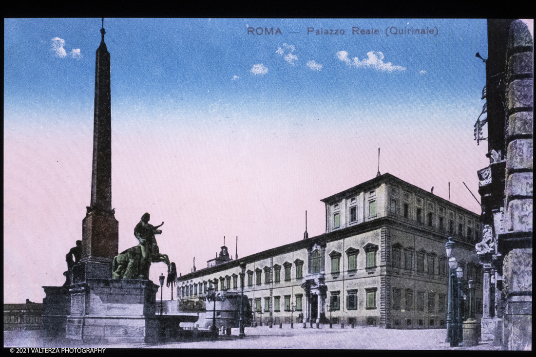_DSF2663.jpg - 27/047/021. Torino. Alla Pinacoteca Agnelli in mostra foto, ritagli, dipinti, disegni, manufatti tribali racccolti in giro per il mondo , collezioni ed opere che hanno ispirato il grande architetto, la prima archistar. Nella foto immagini di una ampia proiezione continua, fotografie scattate in italia , molte a Roma