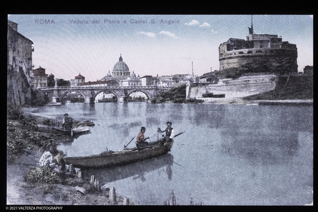 _DSF2665.jpg - 27/047/021. Torino. Alla Pinacoteca Agnelli in mostra foto, ritagli, dipinti, disegni, manufatti tribali racccolti in giro per il mondo , collezioni ed opere che hanno ispirato il grande architetto, la prima archistar. Nella foto immagini di una ampia proiezione continua, fotografie scattate in italia , molte a Roma