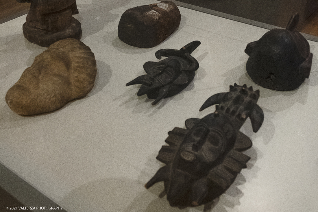 _DSF2692.jpg - 27/047/021. Torino. Alla Pinacoteca Agnelli in mostra foto, ritagli, dipinti, disegni, manufatti tribali racccolti in giro per il mondo , collezioni ed opere che hanno ispirato il grande architetto, la prima archistar. Nella foto manufatti tribali ed altri componenti di raccolte esposte in teca nella sala n.5