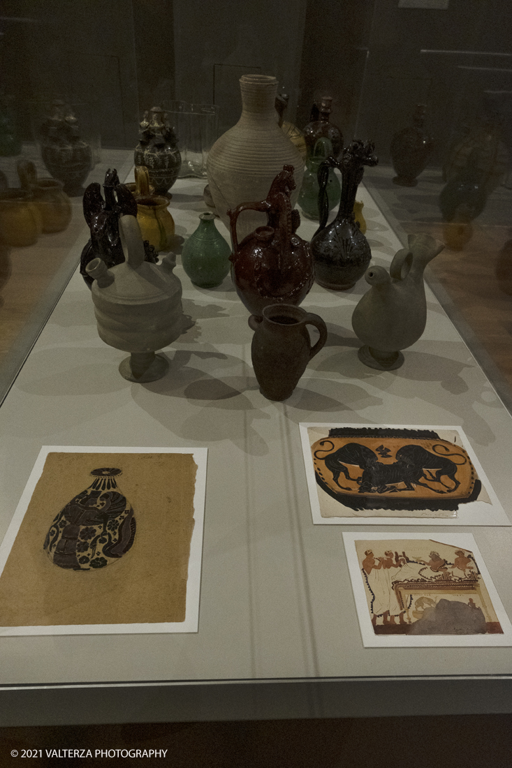 _DSF2704.jpg - 27/047/021. Torino. Alla Pinacoteca Agnelli in mostra foto, ritagli, dipinti, disegni, manufatti tribali racccolti in giro per il mondo , collezioni ed opere che hanno ispirato il grande architetto, la prima archistar. Nella foto teca della sala n.5 dove sono raccolte la maggior parte delle collezioni.