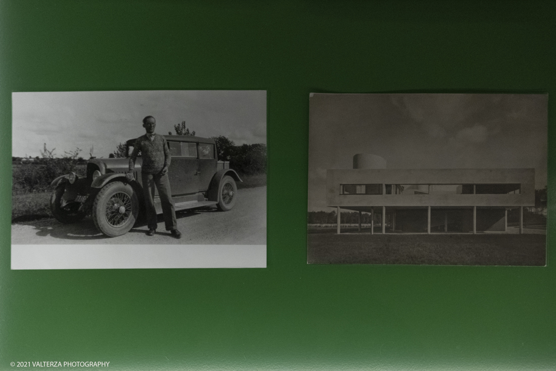 _DSF2740.jpg - 27/047/021. Torino. Alla Pinacoteca Agnelli in mostra foto, ritagli, dipinti, disegni, manufatti tribali racccolti in giro per il mondo , collezioni ed opere che hanno ispirato il grande architetto, la prima archistar. Nella foto componenti di raccolte esposte nelle teche della sala n.5