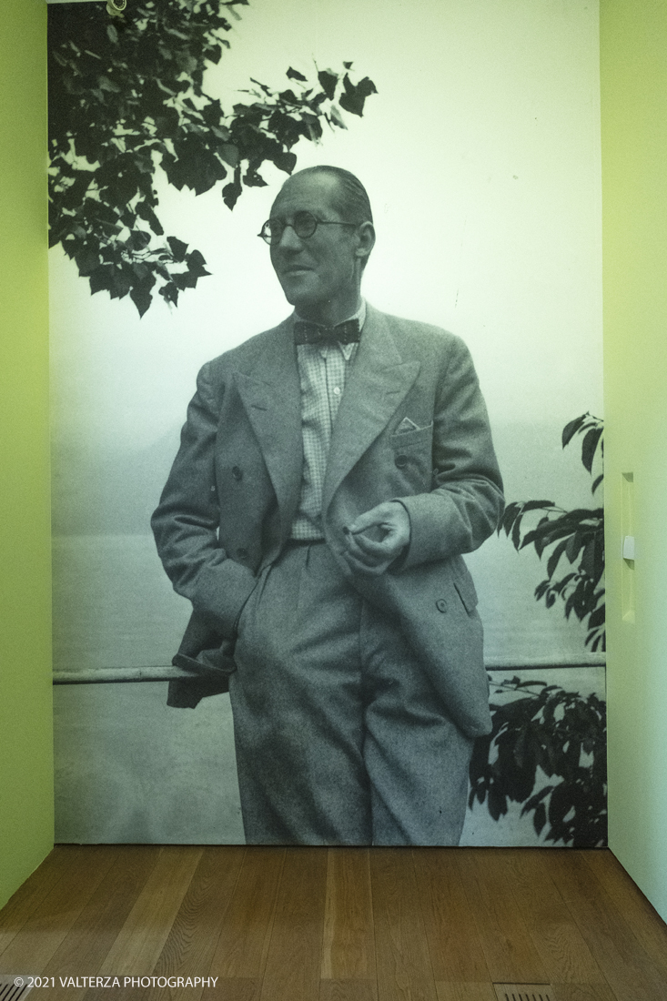 _DSF9829.jpg - 27/047/021. Torino. Alla Pinacoteca Agnelli in mostra foto, ritagli, dipinti, disegni, manufatti tribali racccolti in giro per il mondo , collezioni ed opere che hanno ispirato il grande architetto, la prima archistar. Nella foto l'area di ingresso alla mostra
