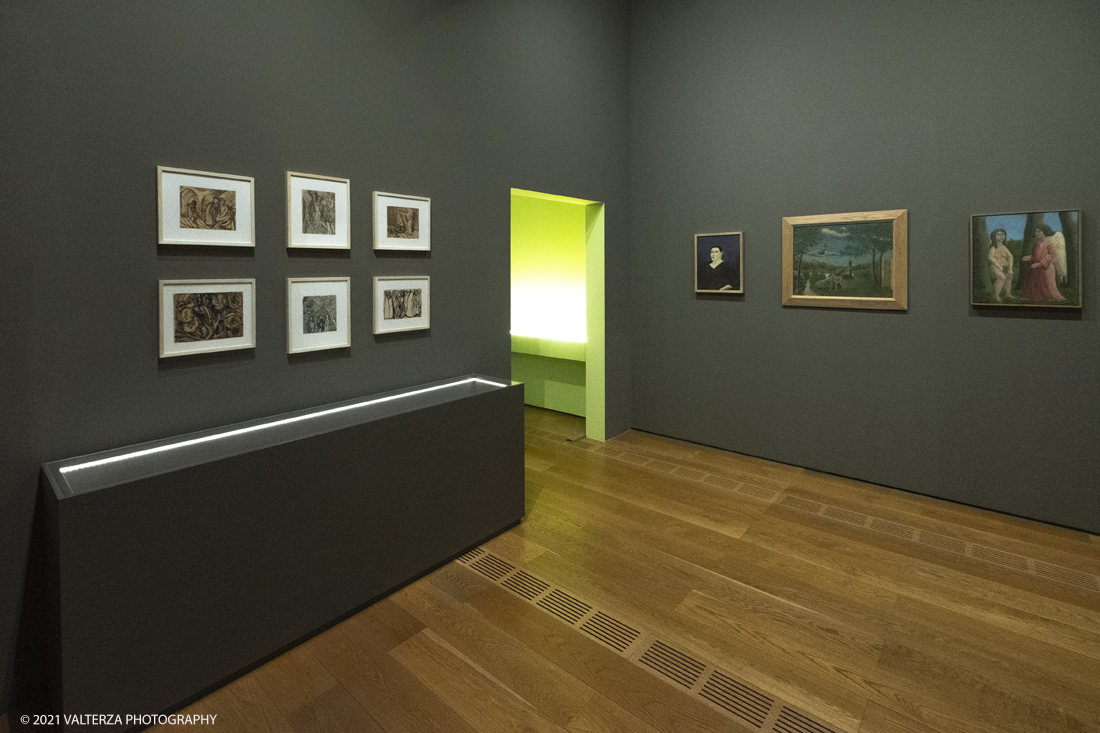 _DSF9835.jpg - 27/047/021. Torino. Alla Pinacoteca Agnelli in mostra foto, ritagli, dipinti, disegni, manufatti tribali racccolti in giro per il mondo , collezioni ed opere che hanno ispirato il grande architetto, la prima archistar. Nella foto sala n.2 con esposto anche un ritratto di Madame Le Corbusier, 1924 ad opera di AndrÃ¨ Bauchant