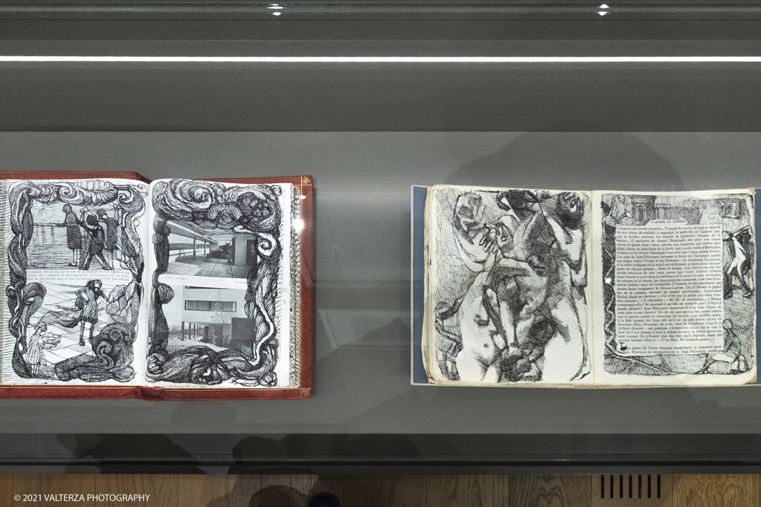 _DSF9841.jpg - 27/047/021. Torino. Alla Pinacoteca Agnelli in mostra foto, ritagli, dipinti, disegni, manufatti tribali racccolti in giro per il mondo , collezioni ed opere che hanno ispirato il grande architetto, la prima archistar. Nella foto opere esposte nella sala n. 2
