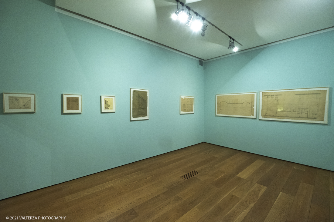 _DSF9852.jpg - 27/047/021. Torino. Alla Pinacoteca Agnelli in mostra foto, ritagli, dipinti, disegni, manufatti tribali racccolti in giro per il mondo , collezioni ed opere che hanno ispirato il grande architetto, la prima archistar. Nella foto sala n.3 con serie di disegni dell'immobile di Rue Nungesser e Coli di Parigi,1931